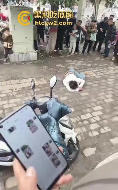 河南焦作街头奇葩闹剧，小仙女冲老头们怒喊别抽烟别吐痰不听话直接上手打！路人愤怒围攻打哭小仙女！-3
