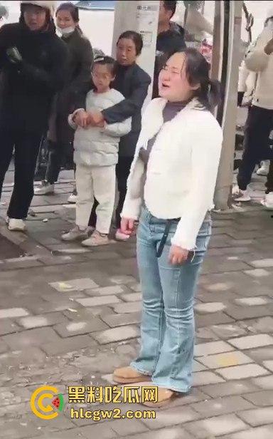 河南焦作街头奇葩闹剧，小仙女冲老头们怒喊别抽烟别吐痰不听话直接上手打！路人愤怒围攻打哭小仙女！-7