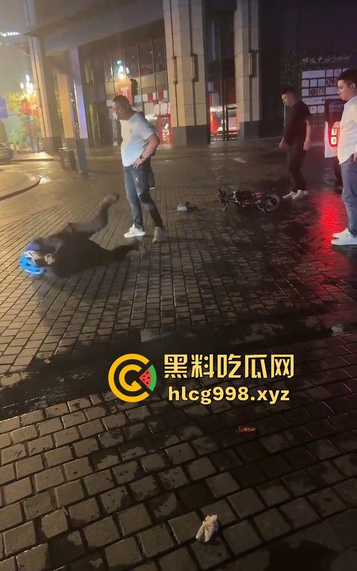 四川成都代驾闹乌龙！醉酒男误开他人车后备箱，双方争执升级，最后直接上演街头斗殴！-11