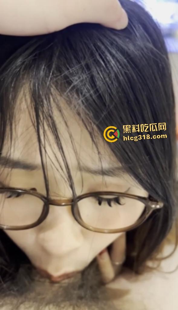 反差眼镜婊给男友口交第一视角最佳角度，不但眼睛骚，口活技术也好，但男友不懂享受猛按头深喉！-8