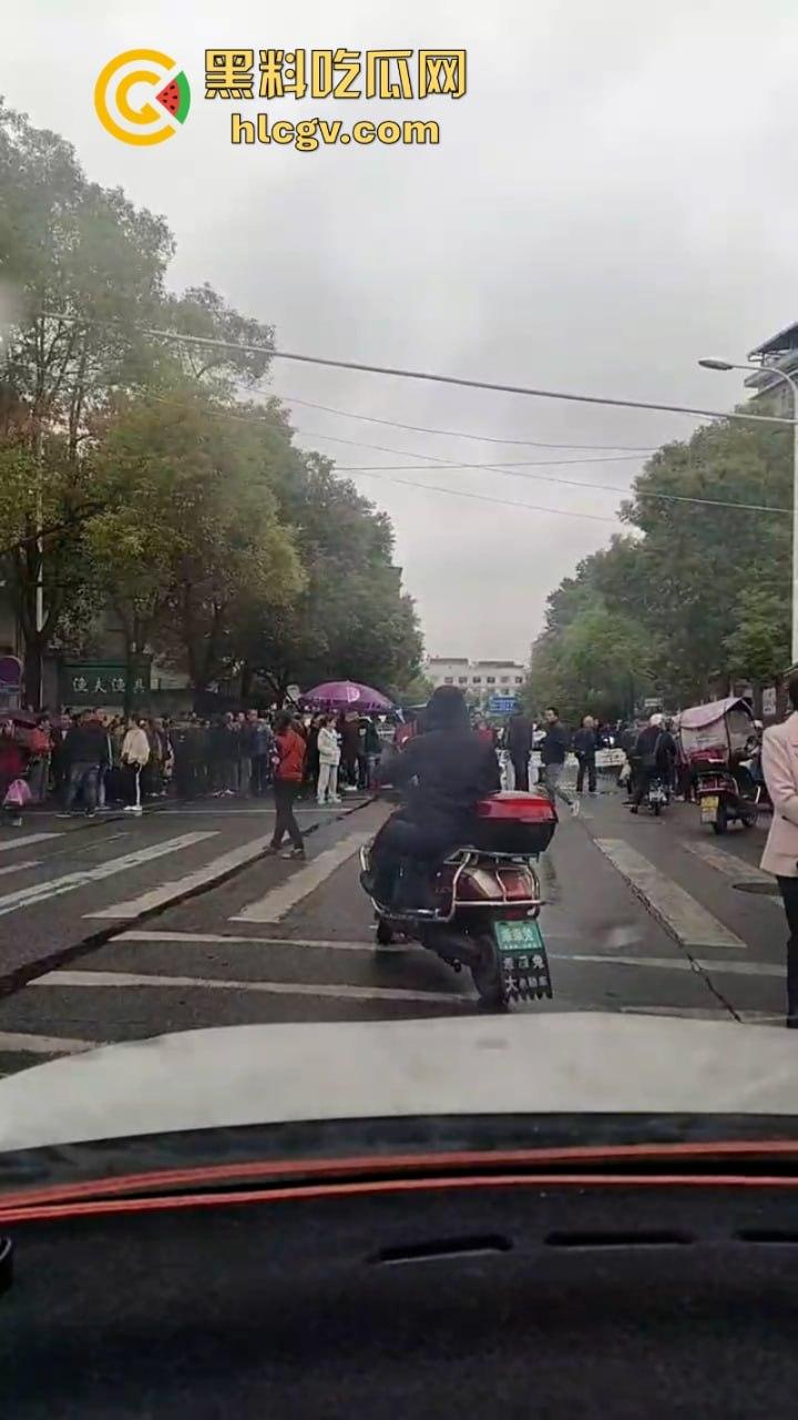 湖南衡阳又现深井吃人！工地拿纸皮当井盖 小学生坠井身亡！-13