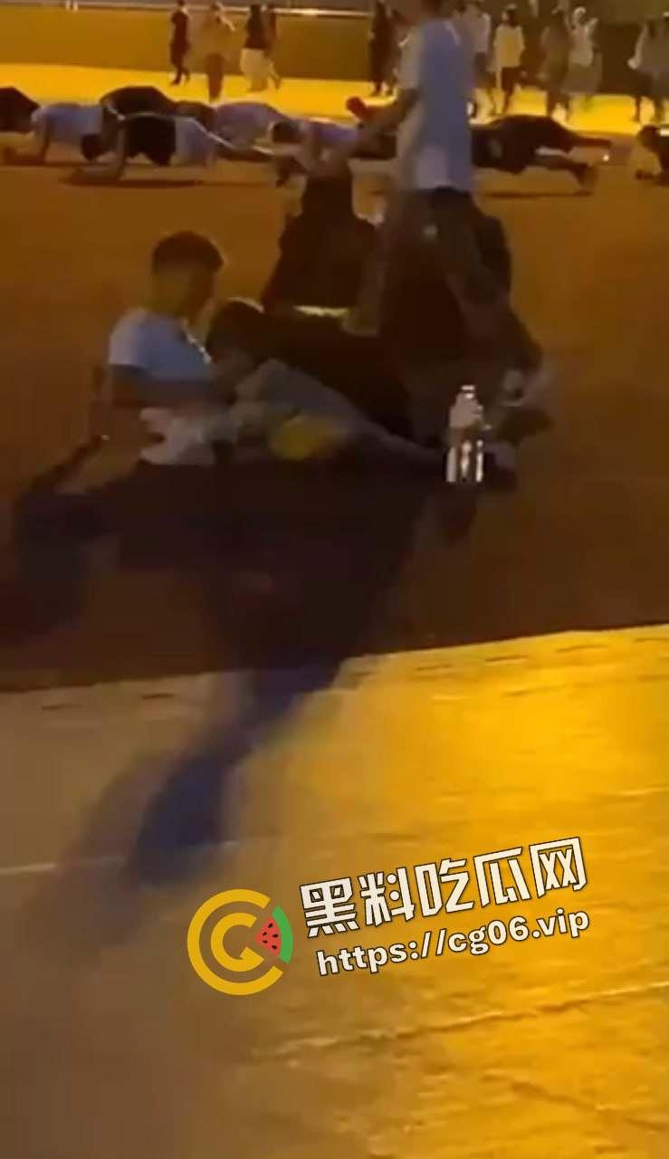 操场上人山人海 小情侣完全无视 女生疯狂吞吐男生牛牛 真实艺高人胆大啊-5