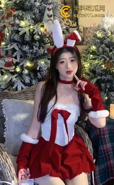 广州大学清纯女大【王肖琴】圣诞女仆情趣装约炮网友，白丝美腿诱惑调教，酒店激情全程无套！-1