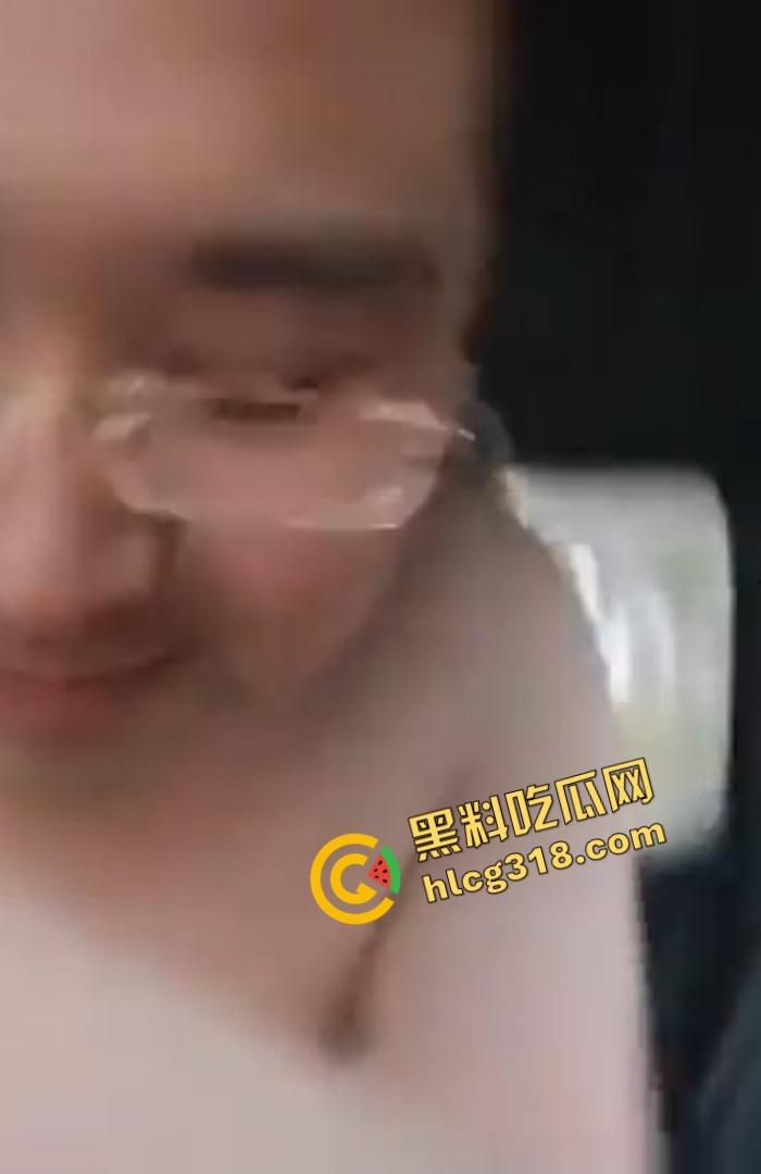 这胖子太懂玩车震了了，让少妇嘴咬内裤、自己舌头钻进去舔白虎逼，把少妇都被舔到腿发抖！-6