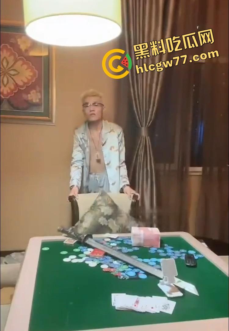 抖音精神小伙『周子磊』人设爆炸,舔粉网红转身自拍猛干6连发,评论区全是要资源的哥们!-8