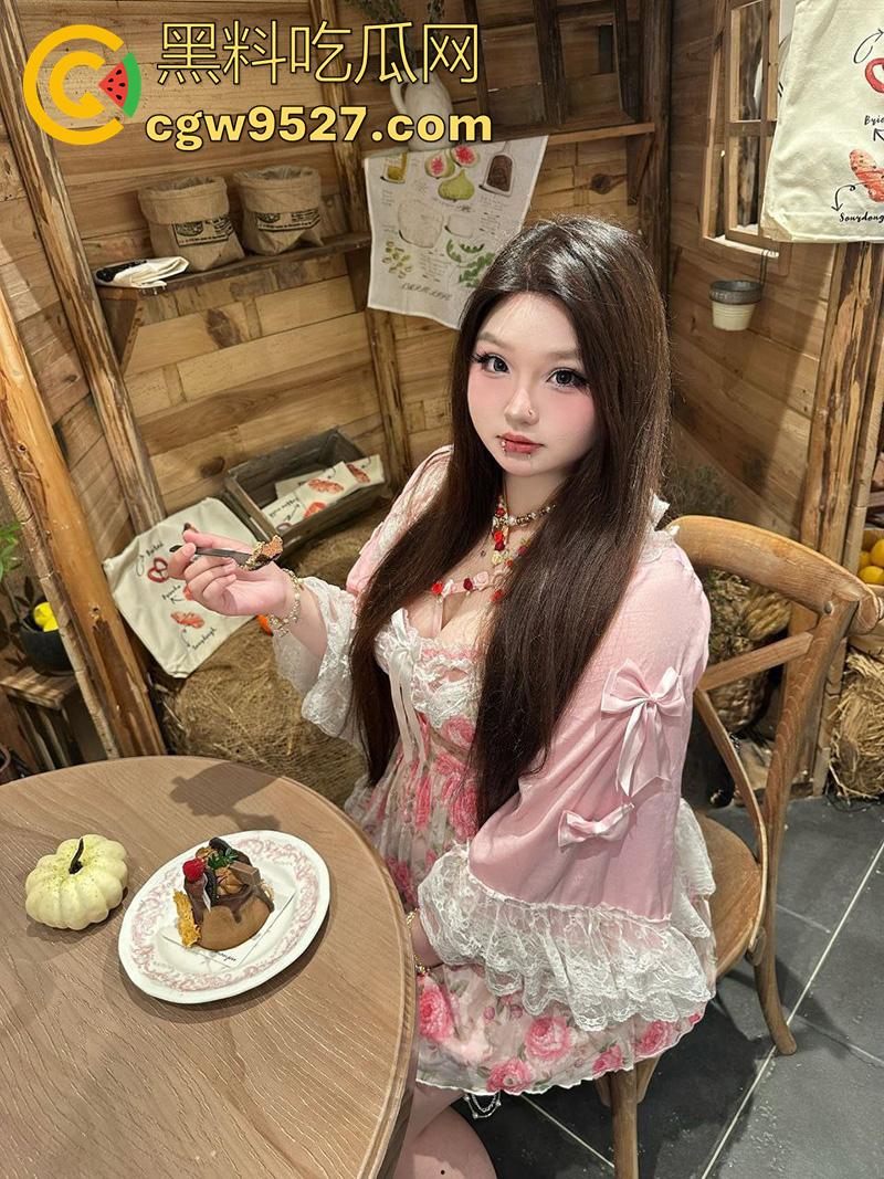 摄影师大神投稿，漫展认识的微胖女神，身材高挑丰乳肥臀，穿上诱人丝袜真是让人欲罢不能！-7