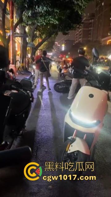 广州小梅大街地头蛇欺负外卖小哥！仗着自己本地人横着走，路人都想冲上去一拳打醒这狗东西！-4