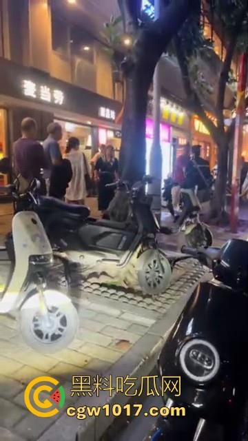 广州小梅大街地头蛇欺负外卖小哥！仗着自己本地人横着走，路人都想冲上去一拳打醒这狗东西！-6