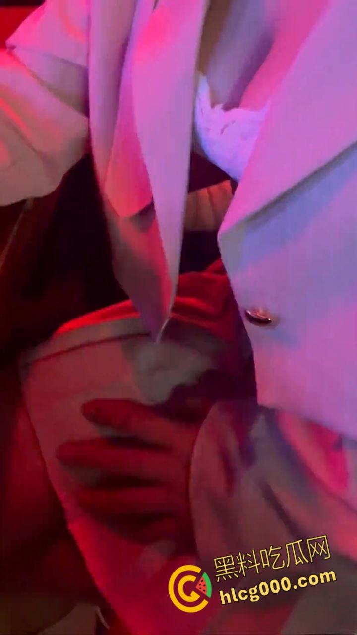 趁酒精上头终于拿下亲姐姐，送微醺的姐姐回家，半推半就脱光衣服直接一插到底，白虎骚逼又紧水又多 !-3