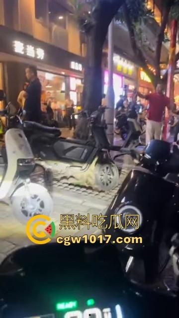 广州小梅大街地头蛇欺负外卖小哥！仗着自己本地人横着走，路人都想冲上去一拳打醒这狗东西！-9