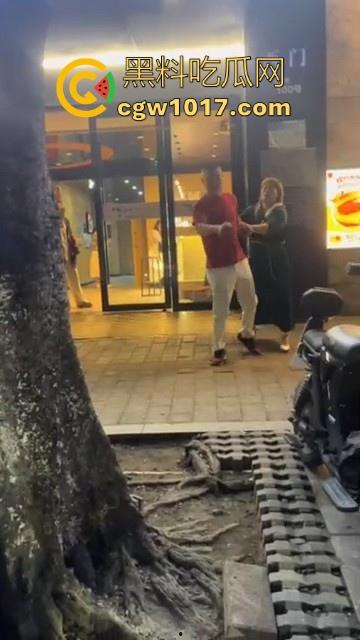 广州小梅大街地头蛇欺负外卖小哥！仗着自己本地人横着走，路人都想冲上去一拳打醒这狗东西！-10