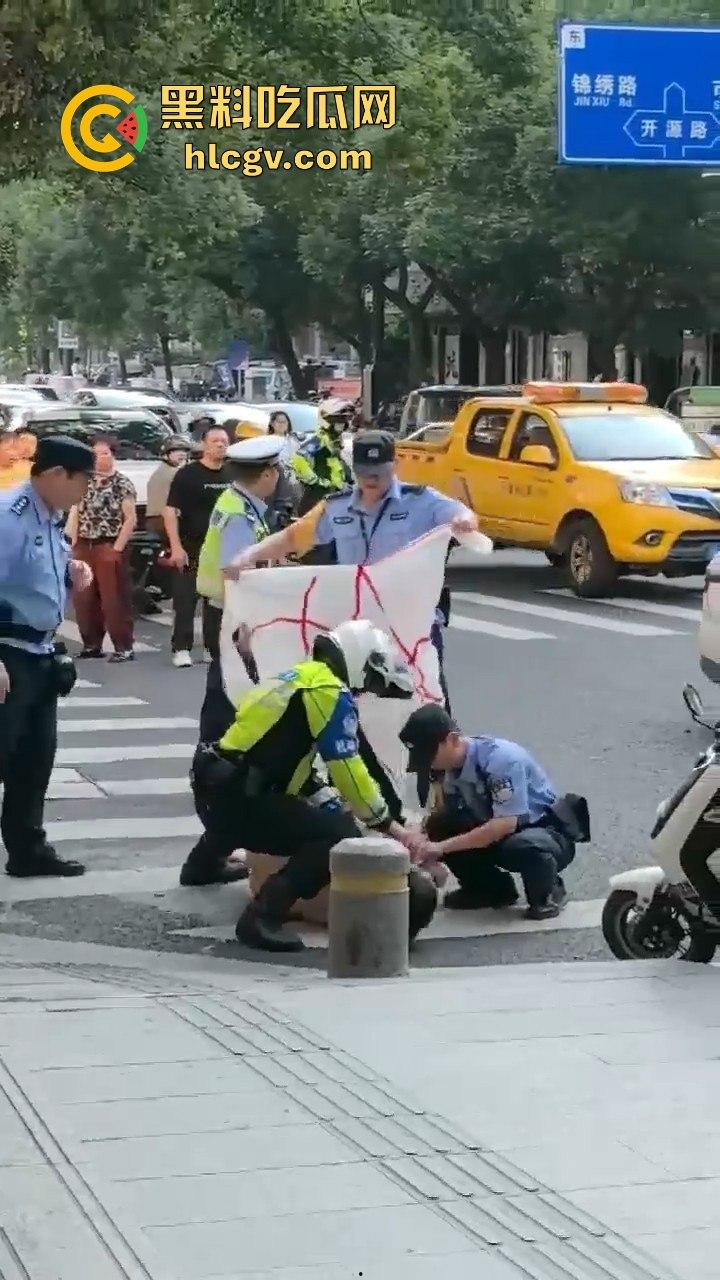 瓜友爆料大早上惊现裸奔疯子！当街骚扰女性，帽子叔叔出马才把他制服！-4