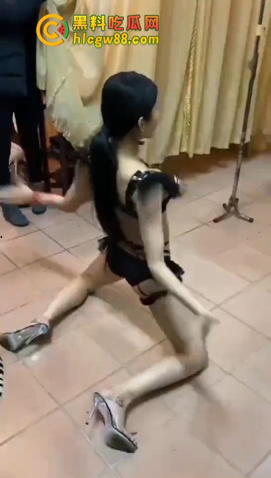 大哥葬礼最后蹦一次?唢呐吹丧比基尼热舞,酒吧风俗直接搬上灵堂,见棺发财诛邪退散!-1