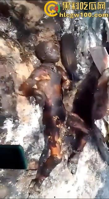 人间炼狱！尼日利亚油罐车泄露遭哄抢爆炸致77死，人都烧成木炭了，重口慎点！-12