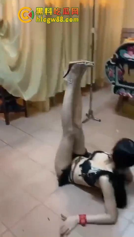 大哥葬礼最后蹦一次?唢呐吹丧比基尼热舞,酒吧风俗直接搬上灵堂,见棺发财诛邪退散!-3