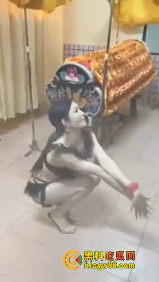 大哥葬礼最后蹦一次?唢呐吹丧比基尼热舞,酒吧风俗直接搬上灵堂,见棺发财诛邪退散!-4