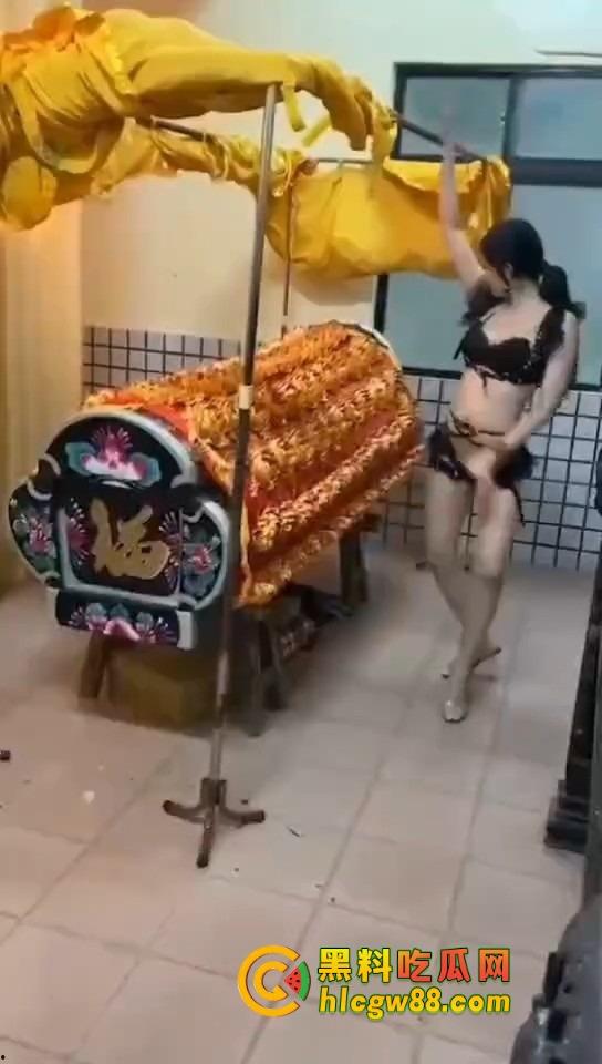 大哥葬礼最后蹦一次?唢呐吹丧比基尼热舞,酒吧风俗直接搬上灵堂,见棺发财诛邪退散!-5