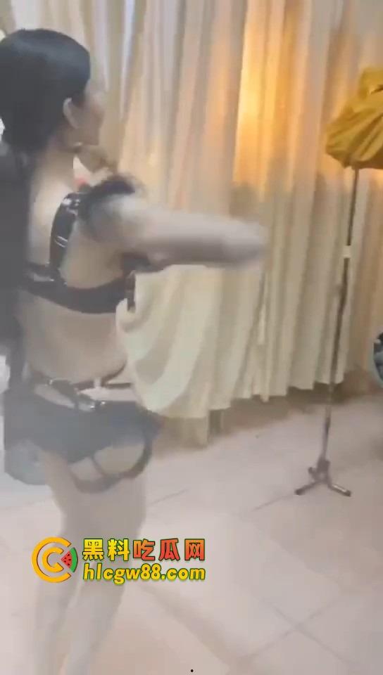 大哥葬礼最后蹦一次?唢呐吹丧比基尼热舞,酒吧风俗直接搬上灵堂,见棺发财诛邪退散!-10