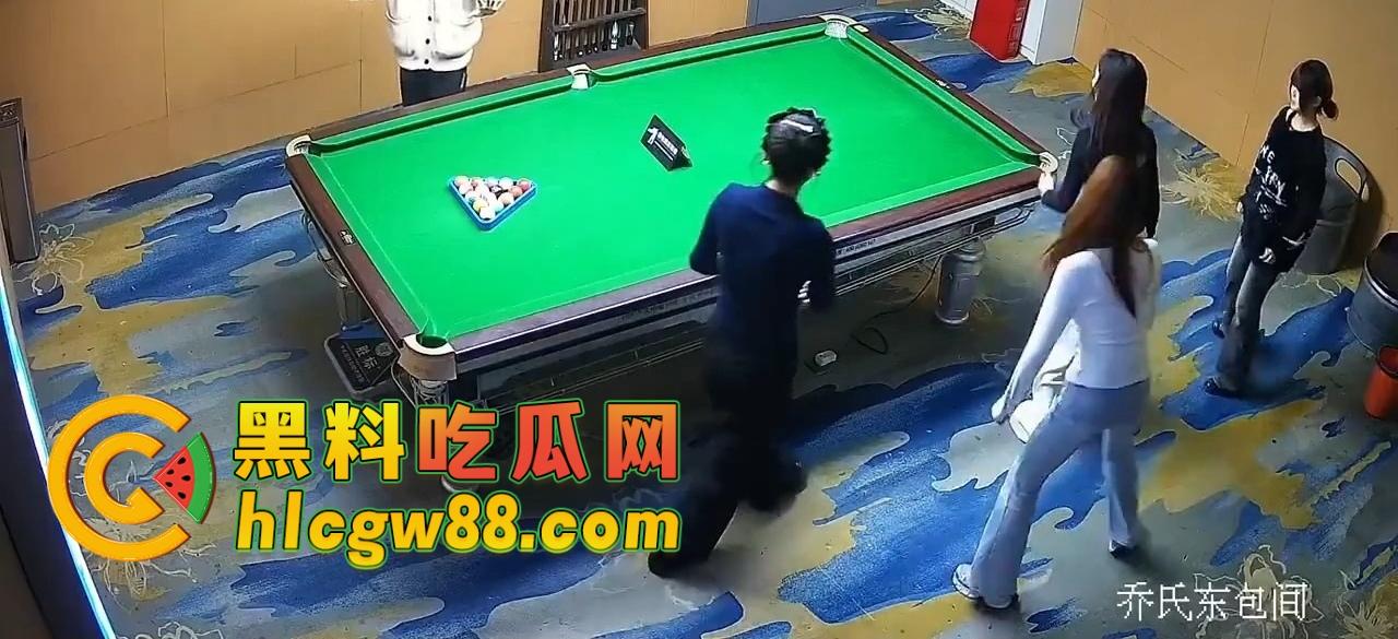 有钱人的快乐我们想象不到,陪玩8连发包厢猫抓人,1W充卡一杆球没打,全程不打球只玩女的!-13