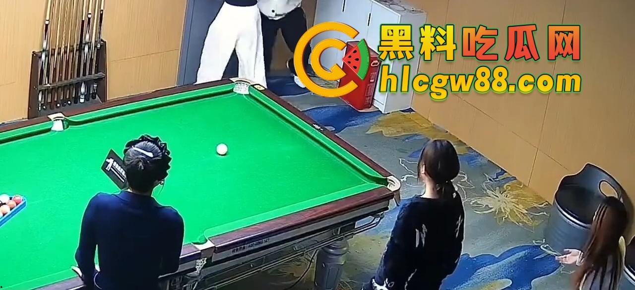 有钱人的快乐我们想象不到,陪玩8连发包厢猫抓人,1W充卡一杆球没打,全程不打球只玩女的!-16