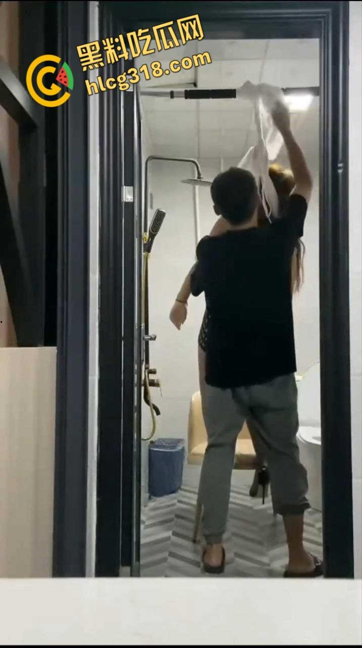 情侣厕所上吊情趣游戏,妹子抽搐到扭曲,初体验窒息高潮,濒死快感爽翻天!-7