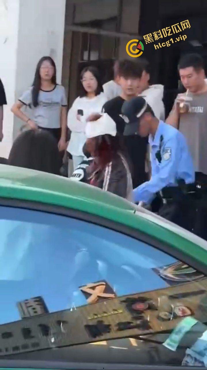 精神小妹为爱冲锋 菜刀制裁贱小三『刘筱萸』加对象换警察银手铐!-3