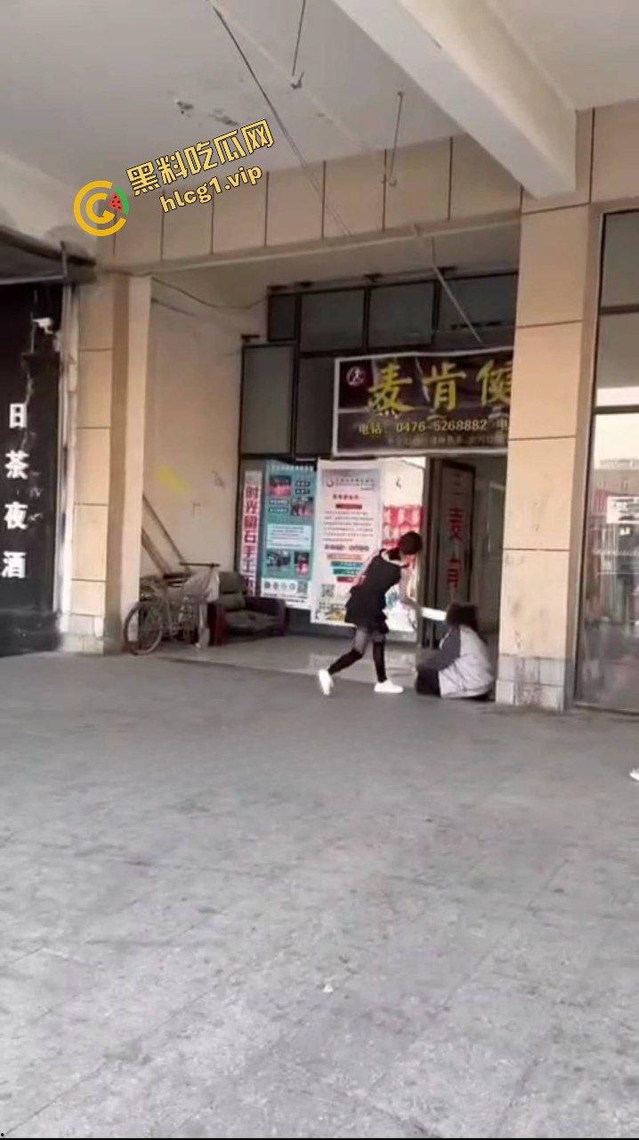 精神小妹为爱冲锋 菜刀制裁贱小三『刘筱萸』加对象换警察银手铐!-4