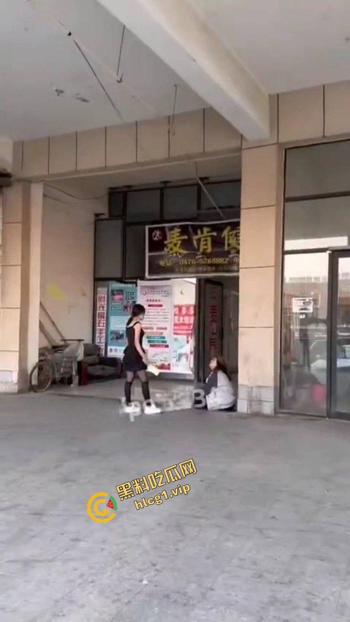 精神小妹为爱冲锋 菜刀制裁贱小三『刘筱萸』加对象换警察银手铐!-5