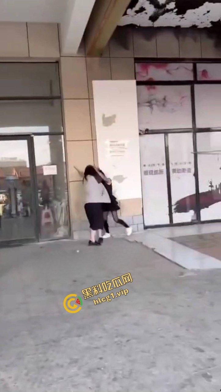 精神小妹为爱冲锋 菜刀制裁贱小三『刘筱萸』加对象换警察银手铐!-6