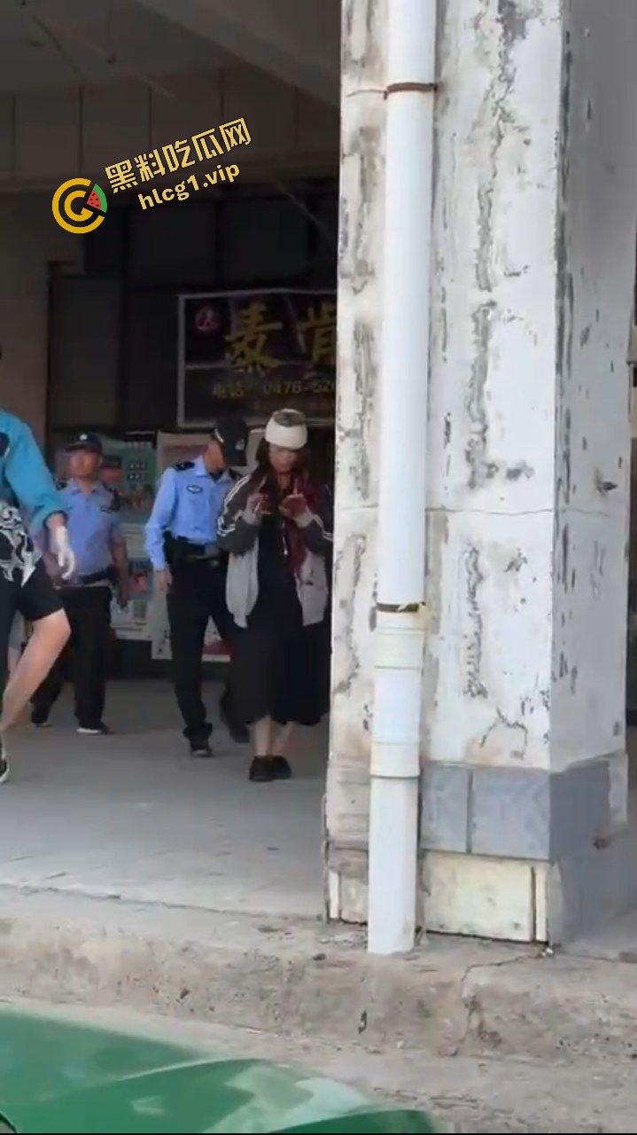 精神小妹为爱冲锋 菜刀制裁贱小三『刘筱萸』加对象换警察银手铐!-7