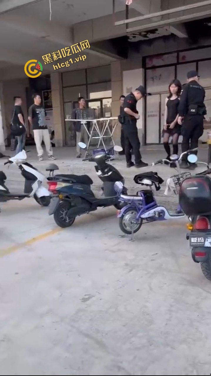 精神小妹为爱冲锋 菜刀制裁贱小三『刘筱萸』加对象换警察银手铐!-9