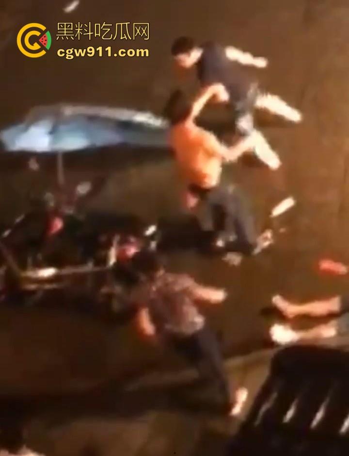 街头斗殴！黑衣男子遭20斤巨石猛砸头部，鲜血直流场面极度暴力，现场视频流出，隔着屏幕都感觉很窒息！-4