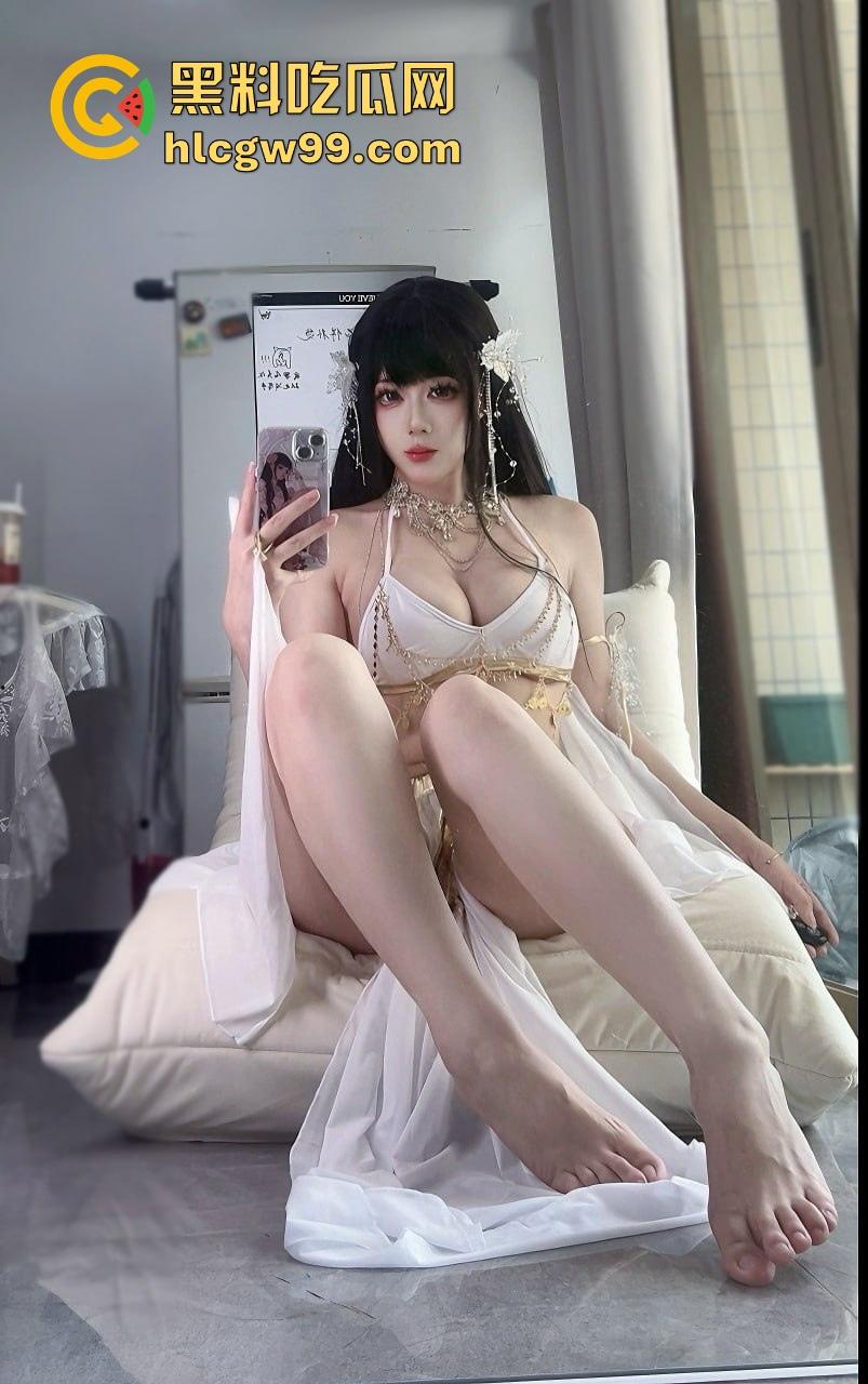 OF极品骚鸡【九言舞娘】美臀巨乳大长腿，白虎粉嫩逼夹着跳蛋抖得不行，这身材光看都想射！-7