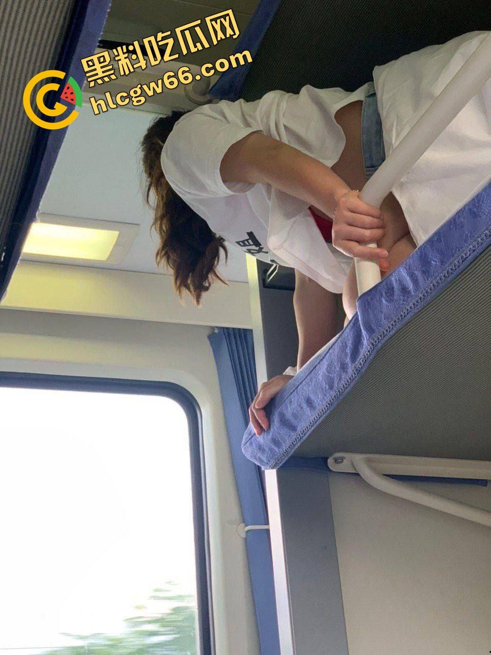 火车卧铺偷拍红内裤嫩妹，裤衩勒紧嫩缝露馅，掀裙偷看白腿夹得人心痒痒，这骚货睡梦中都欠干得要命！-8