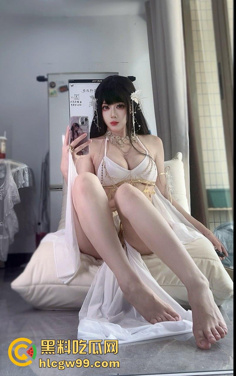 OF极品骚鸡【九言舞娘】美臀巨乳大长腿，白虎粉嫩逼夹着跳蛋抖得不行，这身材光看都想射！-16