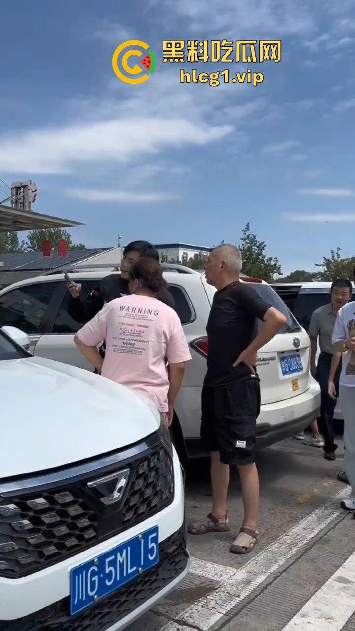 陕西汉中停车风波!男子遭一群老逼登堵车辱骂,扬言不删视频就弄死你!-2