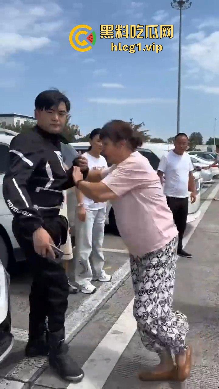 陕西汉中停车风波!男子遭一群老逼登堵车辱骂,扬言不删视频就弄死你!-4