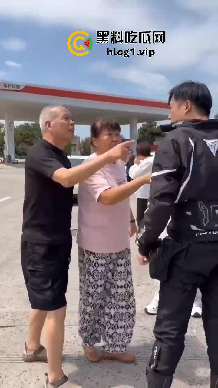 陕西汉中停车风波!男子遭一群老逼登堵车辱骂,扬言不删视频就弄死你!-7