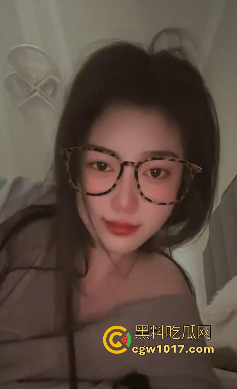 湖南湘潭大学油画系系花【王悦馨】扶腰后入爆操，紧致蜜穴夹裹肉棒顶到花心，被男友操的吐舌爽翻白眼！-1