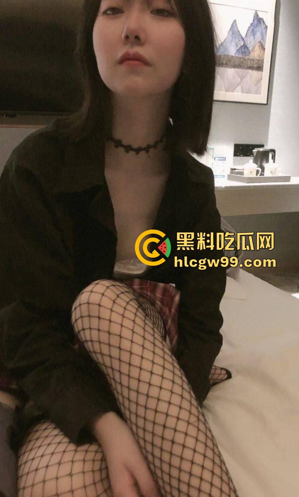 贵阳职业技术学院骚逼『 林思媛』为了学生会长宝座送逼求操，巨乳翘臀被学长们轮流操到爽翻天！-3