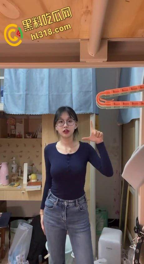 抖音网红【解冻冰河】，双洞齐开一线天白虎嫩穴，肛交自慰果然眼镜妹就是不一样，真的太反差了 !-3