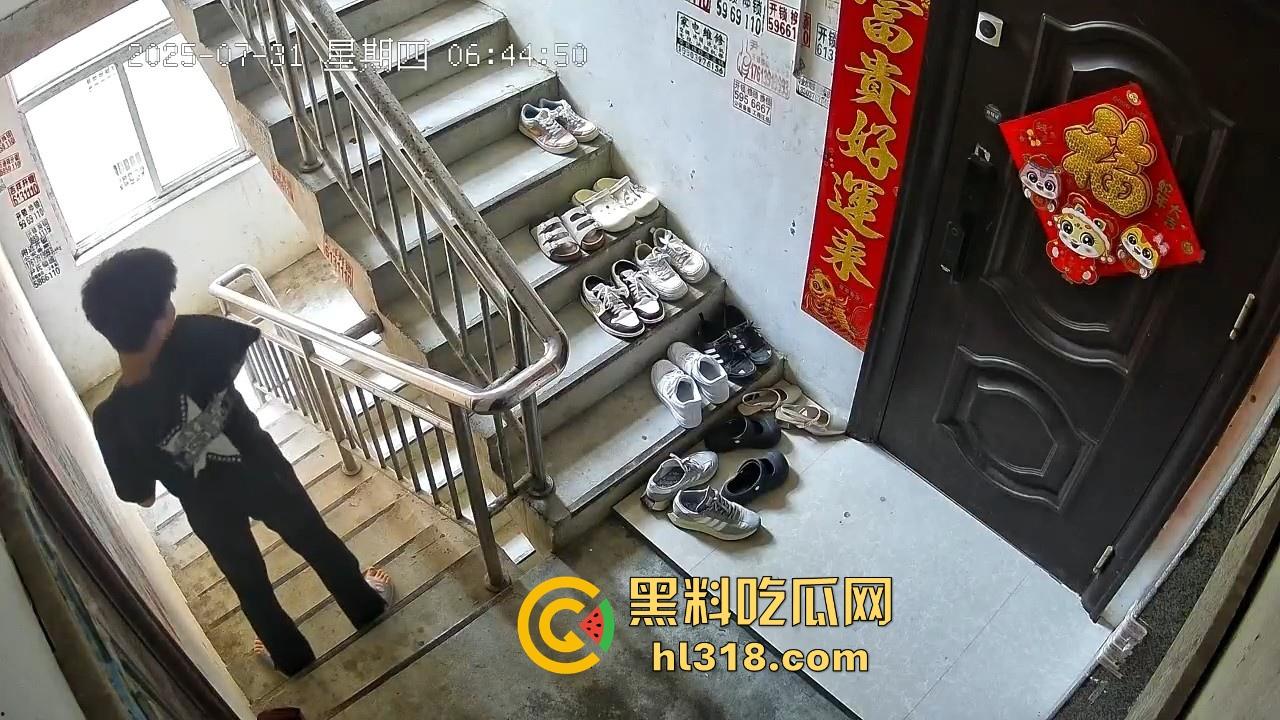 河南信阳人才聚集地吗？精神小伙居在别人家门前撸了一发 ？期间还尝了两口，还自产自销是吧！-2