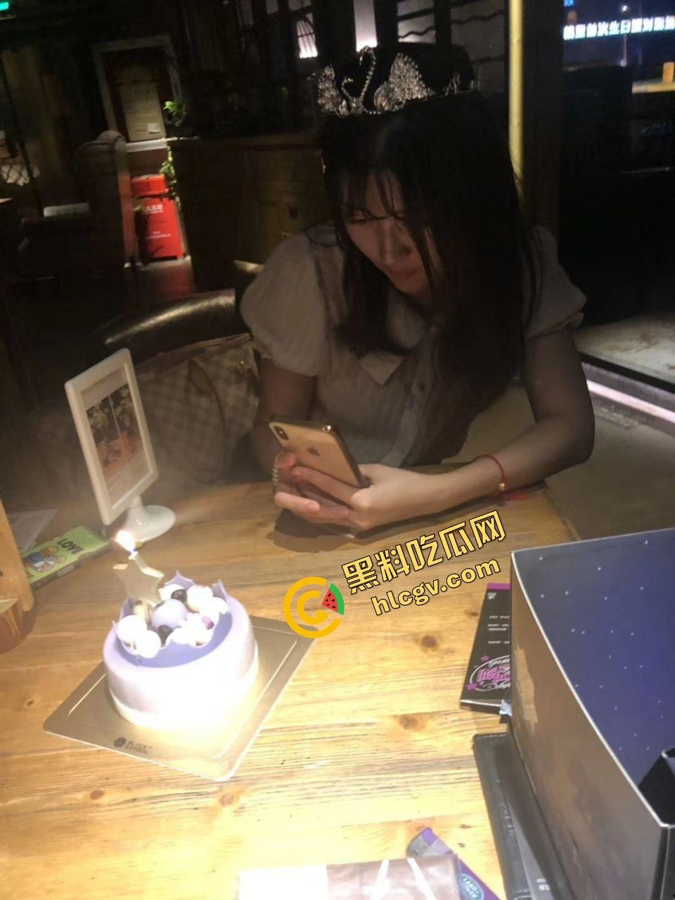 安徽阜阳反差婊女大学生『李嘉仪』大哥带着过生日 调教后入吃蛋糕 真是幸福又性福 独家流出!-5