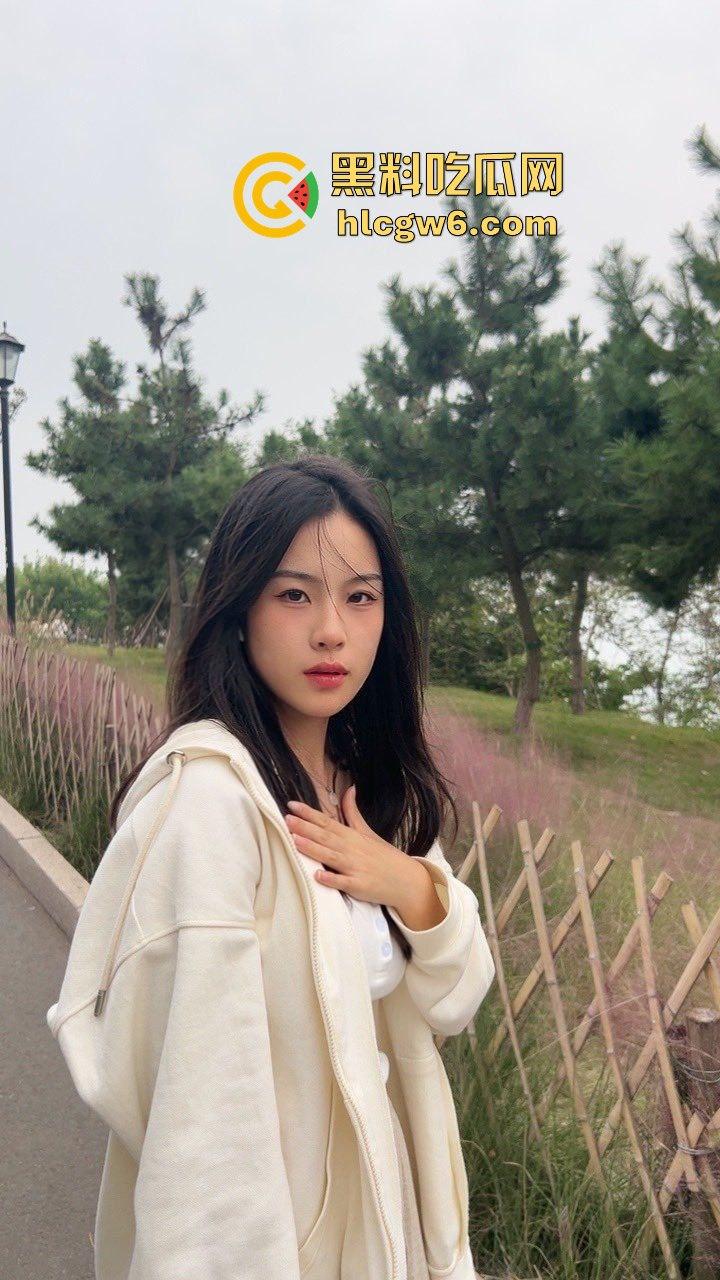 成都高冷白领【胡依然】外表清冷像仙女，床上浪得像小母狗，小哥5天玩到叫床不止！-1