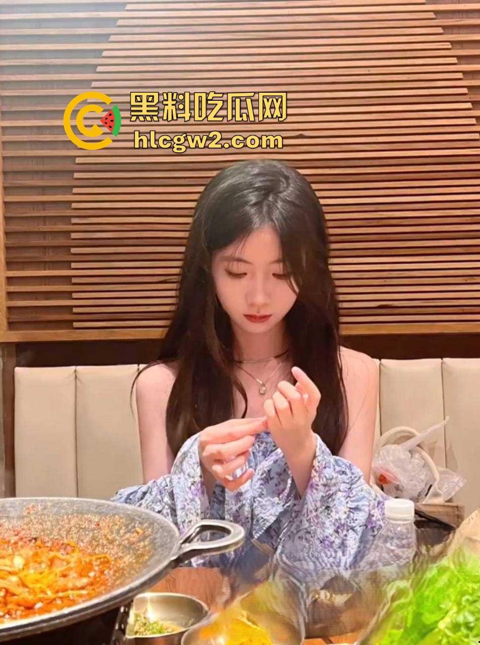 厦门永劫网瘾少女『方若瑶』被爆!骚得无药可救 全网最粉粉嫩鲍鱼被无套乱操,舔鸡巴舔到满脸精液!-14