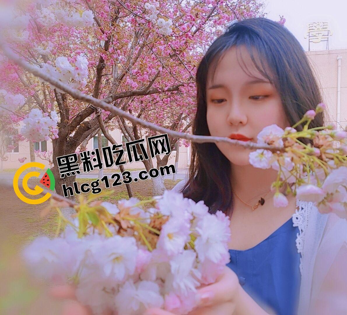 武汉眼镜反差妹床照流出!骚得彻底,但素颜照真实到吓人!-1