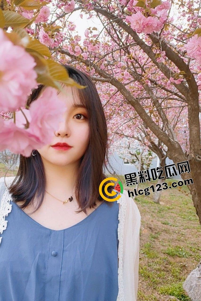 武汉眼镜反差妹床照流出!骚得彻底,但素颜照真实到吓人!-2