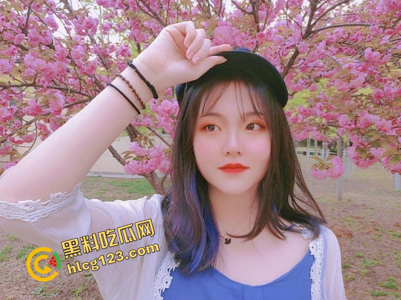 武汉眼镜反差妹床照流出!骚得彻底,但素颜照真实到吓人!-3