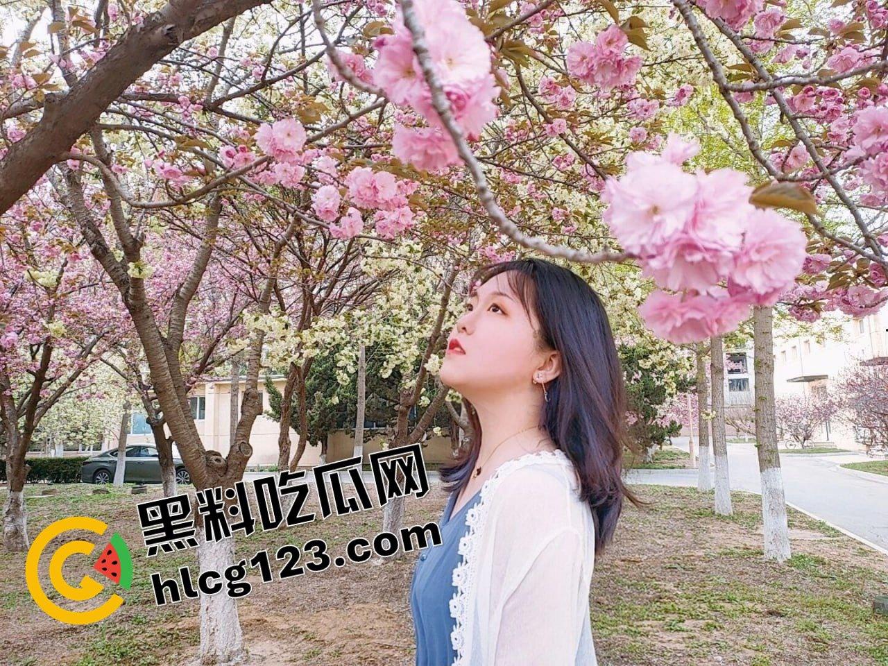 武汉眼镜反差妹床照流出!骚得彻底,但素颜照真实到吓人!-4