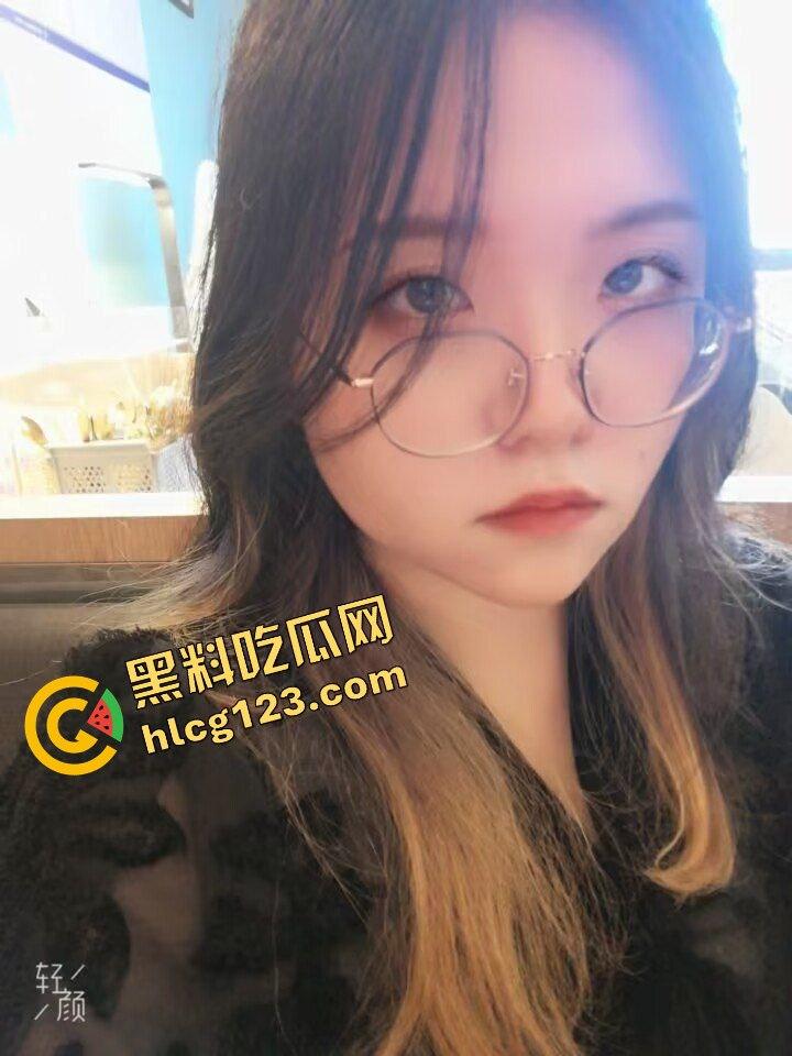 武汉眼镜反差妹床照流出!骚得彻底,但素颜照真实到吓人!-5